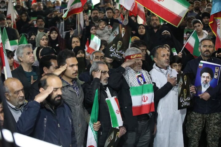 تصاویر/ حضور خیابانی مردم ارومیه در حمایت از نظام اسلامی در سی و سومین شب از شب های اقتدار