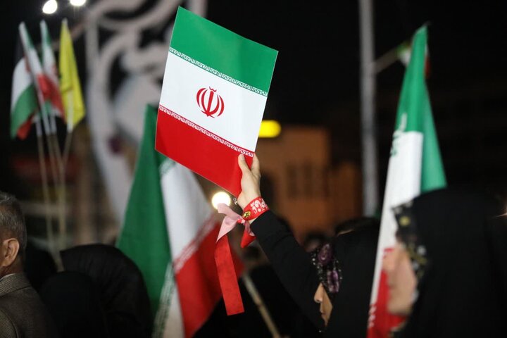 تصاویر/ حضور خیابانی مردم ارومیه در حمایت از نظام اسلامی در سی و سومین شب از شب های اقتدار