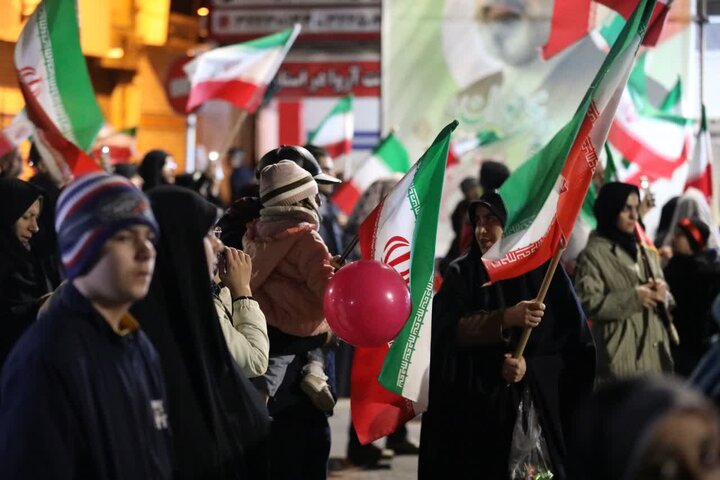 تصاویر/ حضور خیابانی مردم ارومیه در حمایت از نظام اسلامی در سی و سومین شب از شب های اقتدار
