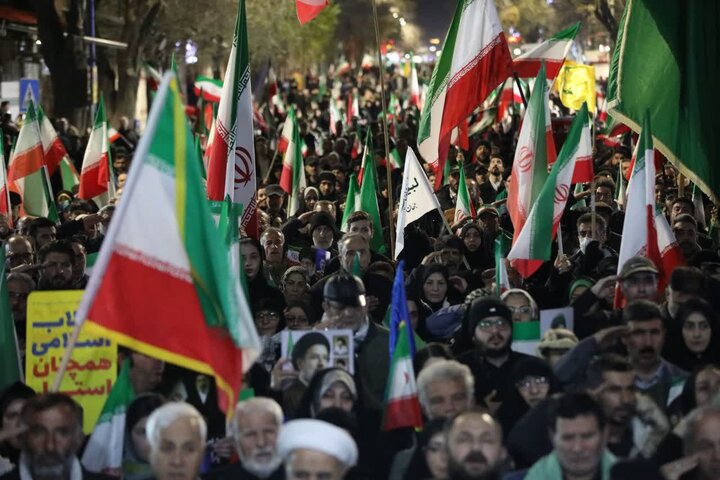 تصاویر/ حضور خیابانی مردم ارومیه در حمایت از نظام اسلامی در سی و سومین شب از شب های اقتدار