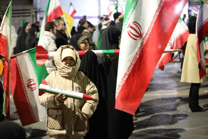 تصاویر/ حضور خیابانی مردم ارومیه در حمایت از نظام اسلامی در سی و سومین شب از شب های اقتدار