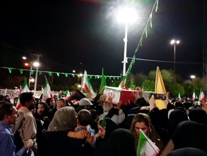 تصاویر/ تجمع شبانه در شهر عنبرآباد با حضور پیکر شهید تازه تفحص شده