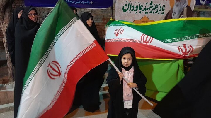 تصاویر/ تجمع مردمی در تکاب در حمایت از نظام اسلامی در سی و سومین شب متوالی