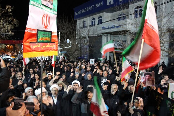 تصاویر/ تجمع مردمی در تکاب در حمایت از نظام اسلامی در سی و سومین شب متوالی