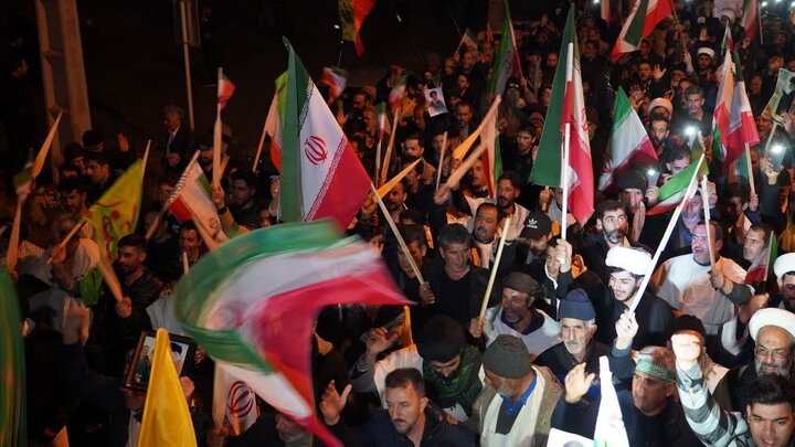 نصویر/ سی و سومین شب از حضور حماسی مردم خوی در حمایت از نظام اسلامی