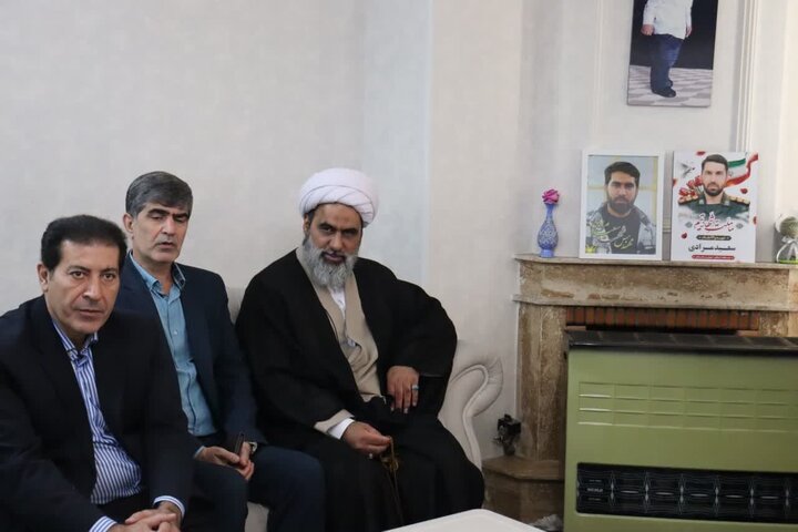 تصاویر/ دیدار امام جمعه شهرستان ملارد با خانواده های شهدای جنگ رمضان