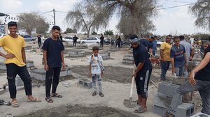 تصاویر/مردم میناب برای بهسازی قبور شهدای دانش آموز آستین بالا زدند