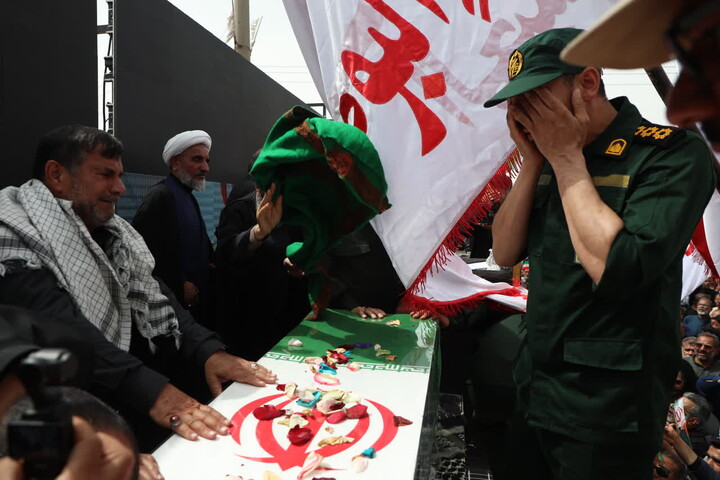 تشییع پیکر شهید فرمانده نیروی دریایی سپاه در شهرستان آبادان