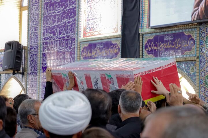 تصاویر/ اقامه نماز جمعه شهر کرمان با استقبال از پیکر دو شهید اقتدار