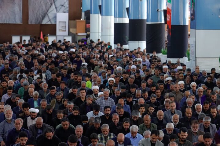 تصاویر/ اقامه نماز جمعه شهر کرمان با استقبال از پیکر دو شهید اقتدار