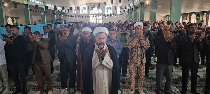 تصاویر/ اقامه نماز جمعه در شهر عنبرآباد