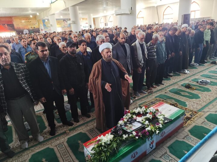 تصاویر/ اقامه نماز جمعه در شهر جیرفت با تشییع پیکر شهید اقتدار
