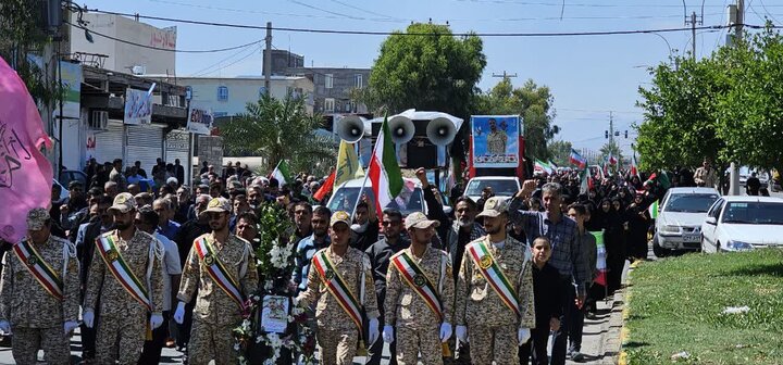 تصاویر/ اقامه نماز جمعه در شهر جیرفت با تشییع پیکر شهید اقتدار