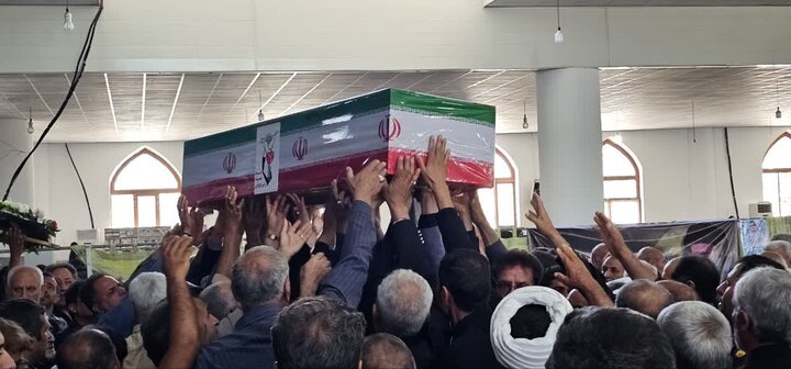 تصاویر/ اقامه نماز جمعه در شهر جیرفت با تشییع پیکر شهید اقتدار