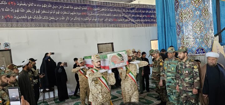 تصاویر/ اقامه نماز جمعه در شهر جیرفت با تشییع پیکر شهید اقتدار