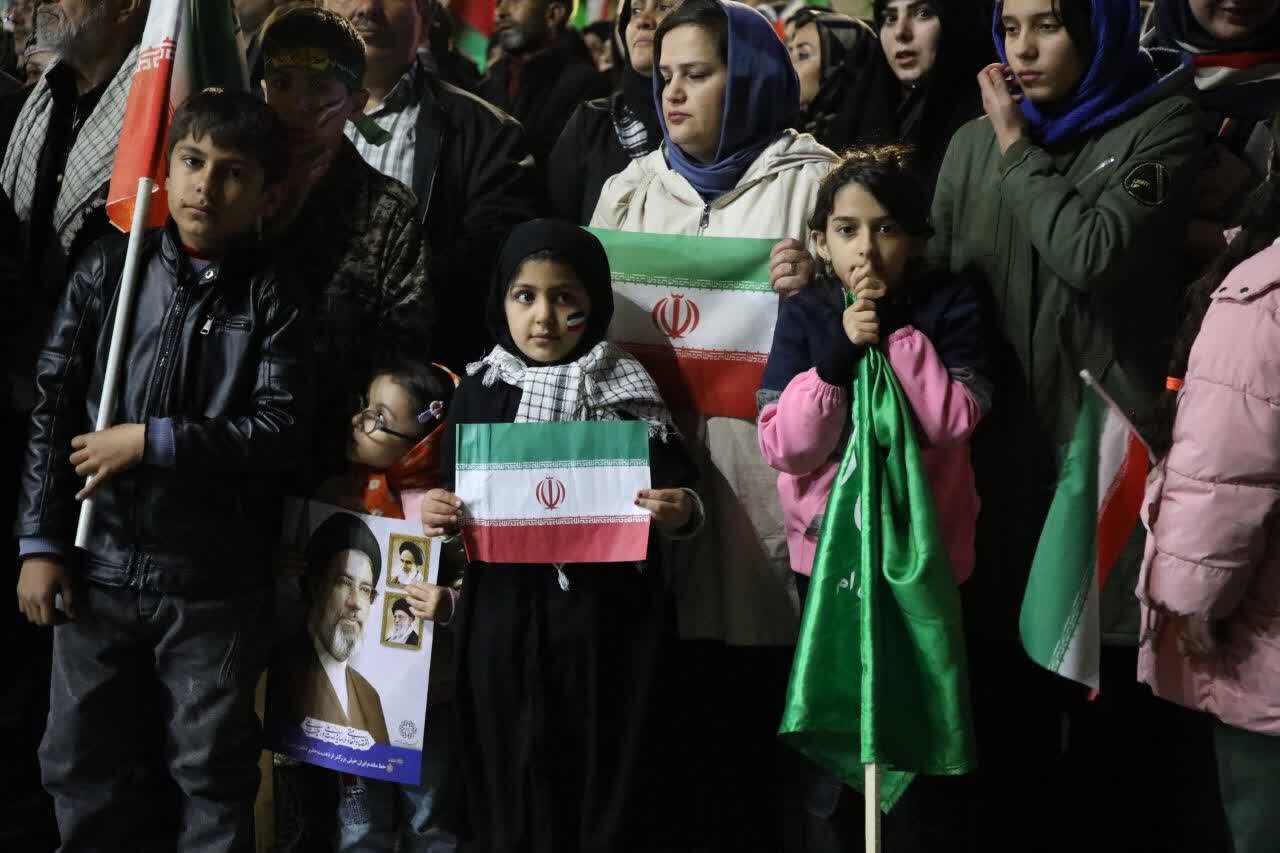 فیلم| فرمانده سپاه همدان در کنار نسل جدید انقلاب