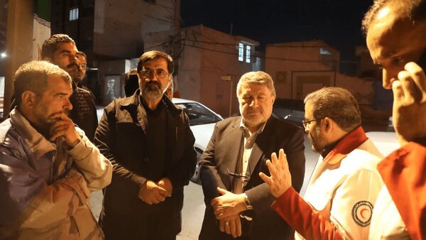 بازدید رئیس شورای اطلاع‌رسانی دولت از منازل آسیب‌دیده در دروازه ری قم