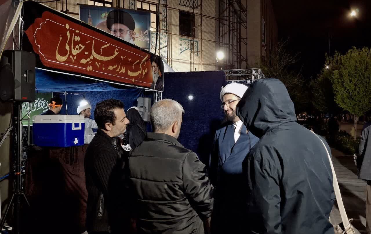 موکب مدرسه علمیه حقانی، میزبان مردم شریف قم است