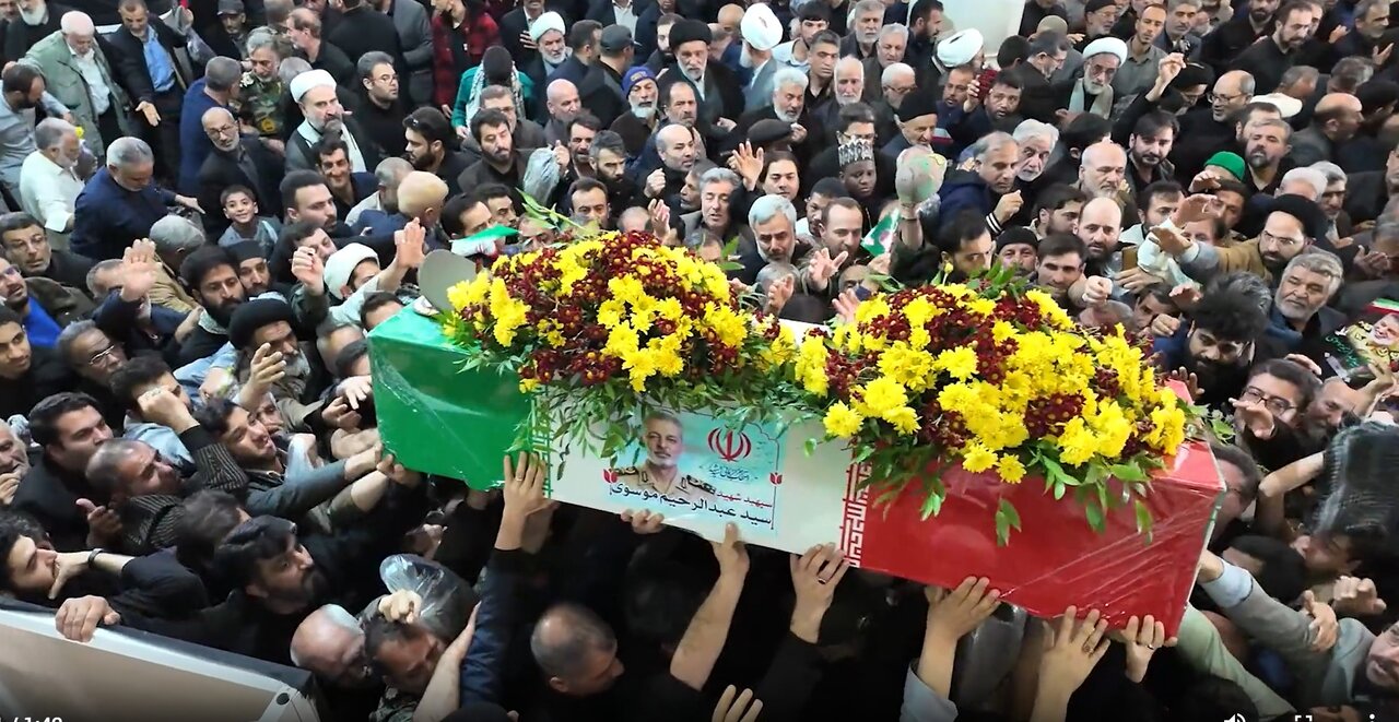 فیلم | برش‌هایی از تشییع پیکر شهید سپهبد سیدعبدالرحیم موسوی توسط مردم قدرشناس قم