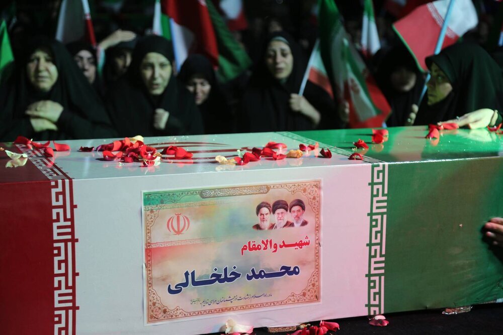 تشییع یک شهید در تجمع شب سیوچهارم میدان جمهوری اسلامی + تصاویر