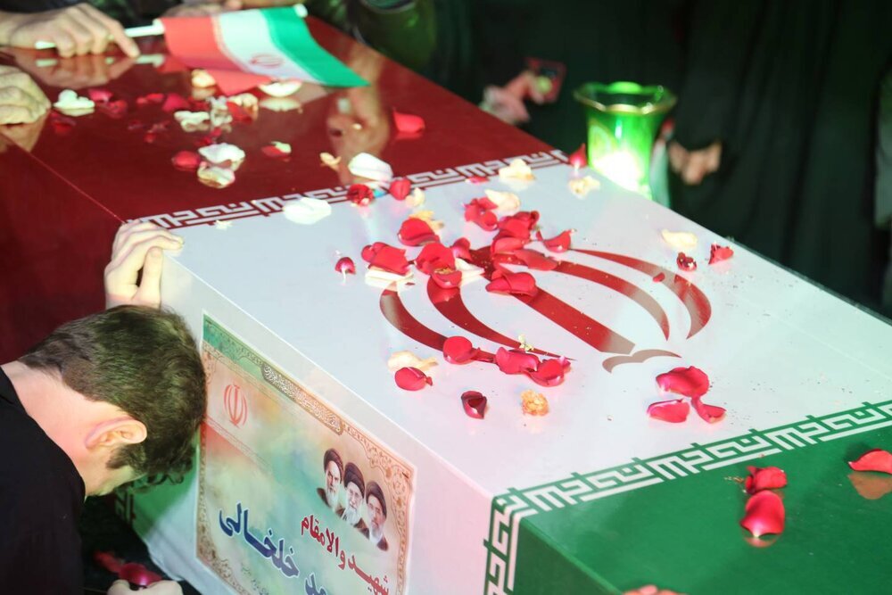 تشییع یک شهید در تجمع شب سی‌وچهارم میدان جمهوری اسلامی + تصاویر