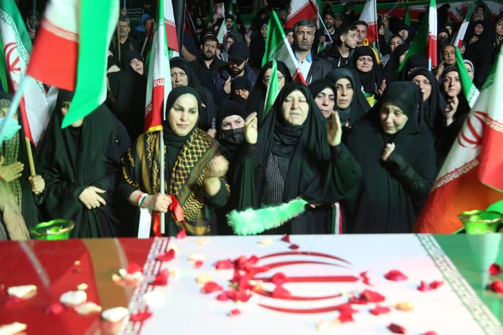 تشییع یک شهید در تجمع شب سیوچهارم میدان جمهوری اسلامی + تصاویر