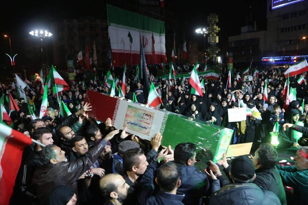 تشییع یک شهید در تجمع شب سی‌وچهارم میدان جمهوری اسلامی + تصاویر