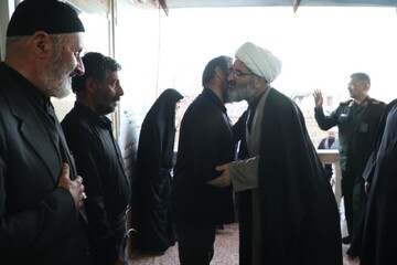تصاویر/  دیدار نماینده ولی‌فقیه در استان سمنان با خانواده معظم شهید «علی خان‌بیکی» از شهدای قهرمان ناو دنا