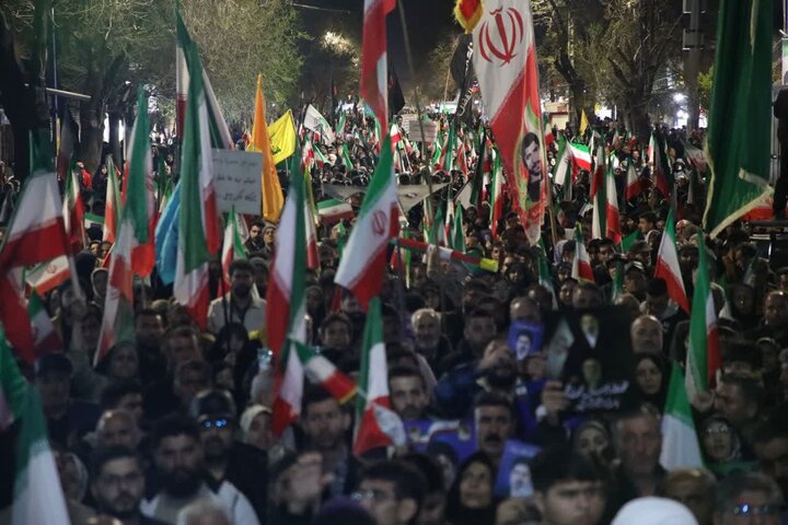 تصاویر/ شب سی و پنجم حماسه حضور و ایستادگی  مردم  ولایتمدار و شهید پرور ارومیه و تشییع پیکر مطهر شهید جنگ رمضان