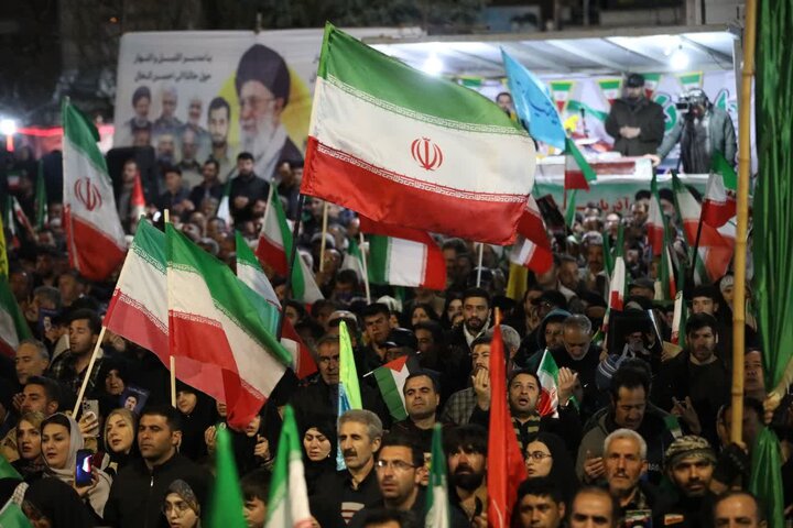 تصاویر/ شب سی و پنجم حماسه حضور و ایستادگی  مردم  ولایتمدار و شهید پرور ارومیه و تشییع پیکر مطهر شهید جنگ رمضان