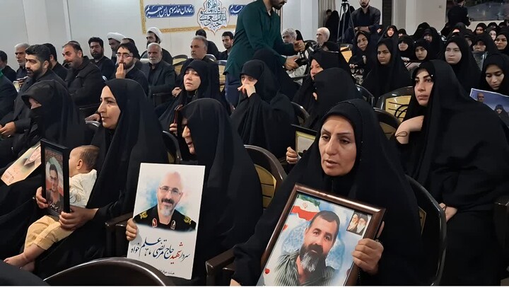تصاویر/دیدار نایب‌التولیه آستان قدس اباعبدالله الحسین(ع) با خانواده شهدای قم جنگ رمضان