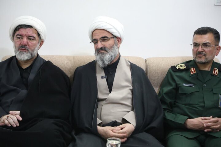 تصاویر/ حجت‌الاسلام والمسلمین مطیعی در دیدار با خانواده معظم شهید «علی خان‌بیکی» از شهدای قهرمان ناو دنا
