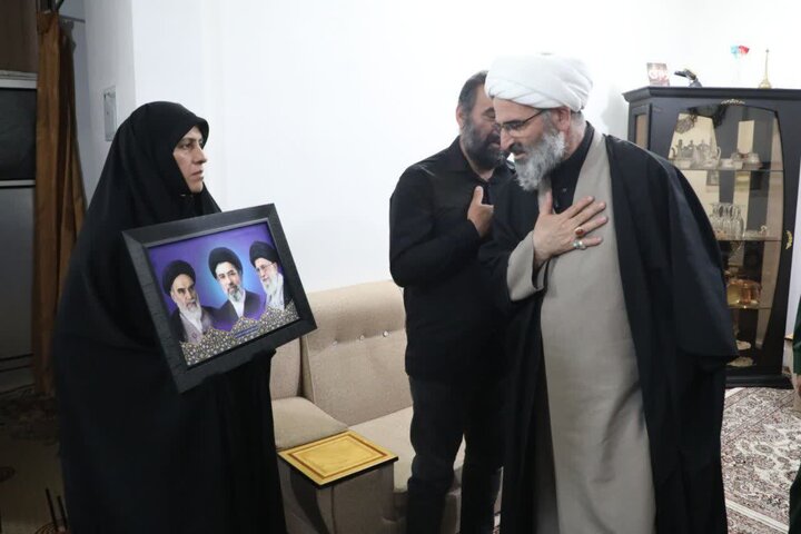 تصاویر/ حجت‌الاسلام والمسلمین مطیعی در دیدار با خانواده معظم شهید «علی خان‌بیکی» از شهدای قهرمان ناو دنا