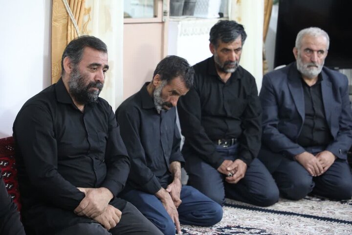 تصاویر/ حجت‌الاسلام والمسلمین مطیعی در دیدار با خانواده معظم شهید «علی خان‌بیکی» از شهدای قهرمان ناو دنا