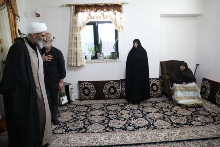 تصاویر/ حجت‌الاسلام والمسلمین مطیعی در دیدار با خانواده معظم شهید «علی خان‌بیکی» از شهدای قهرمان ناو دنا