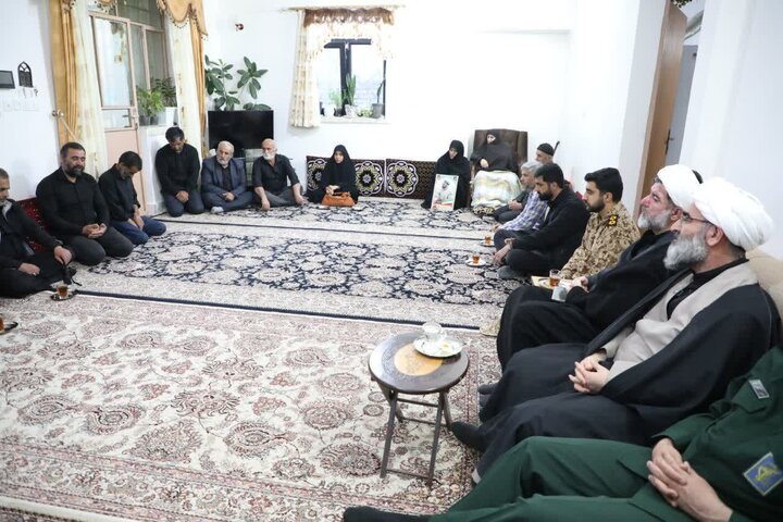تصاویر/ حجت‌الاسلام والمسلمین مطیعی در دیدار با خانواده معظم شهید «علی خان‌بیکی» از شهدای قهرمان ناو دنا