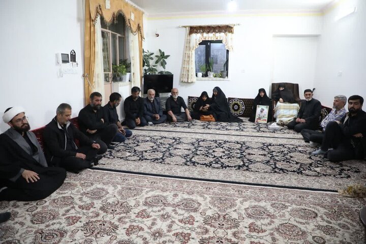 تصاویر/ حجت‌الاسلام والمسلمین مطیعی در دیدار با خانواده معظم شهید «علی خان‌بیکی» از شهدای قهرمان ناو دنا