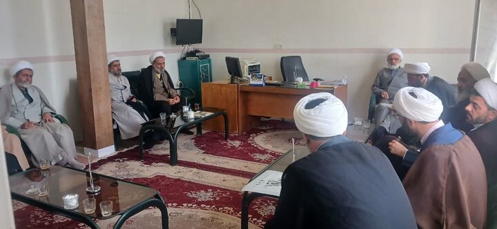 تصاویر | نشست اساتید مدرسه علمیه امیرالمؤمنین(ع) آران و بیدگل برای نحوه برگزاری درس‌های آموزشی