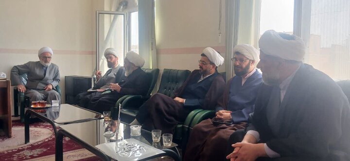 تصاویر | نشست اساتید مدرسه علمیه امیرالمؤمنین(ع) آران و بیدگل برای نحوه برگزاری درس‌های آموزشی