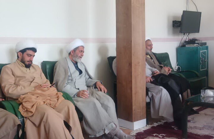 تصاویر | نشست اساتید مدرسه علمیه امیرالمؤمنین(ع) آران و بیدگل برای نحوه برگزاری درس‌های آموزشی