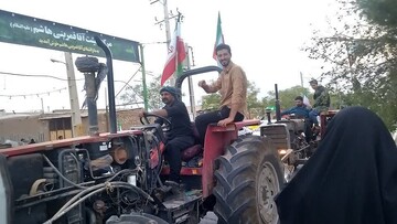تصاویر/ بزرگترین رژه تراکتورداران و کشاورزان روستای کاغذی