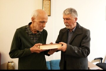 وزیر فرهنگ از ترجمه روایی قرآن کریم رونمایی کرد