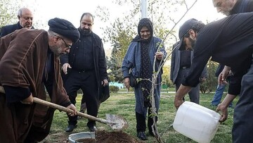 تصاویر/ اساتید و طلاب مدرسه امام صادق(ع) به یاد رهبر شهید نهال کاشتند