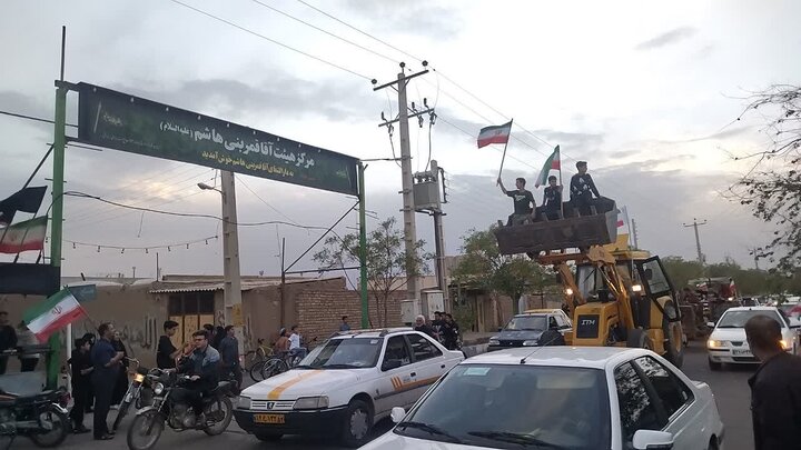 تصاویر/ بزرگترین رژه تراکتورداران و کشاورزان روستای کاغذی