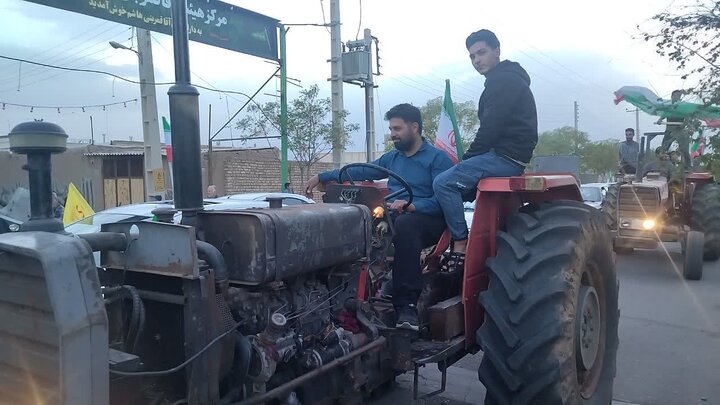 تصاویر/ بزرگترین رژه تراکتورداران و کشاورزان روستای کاغذی