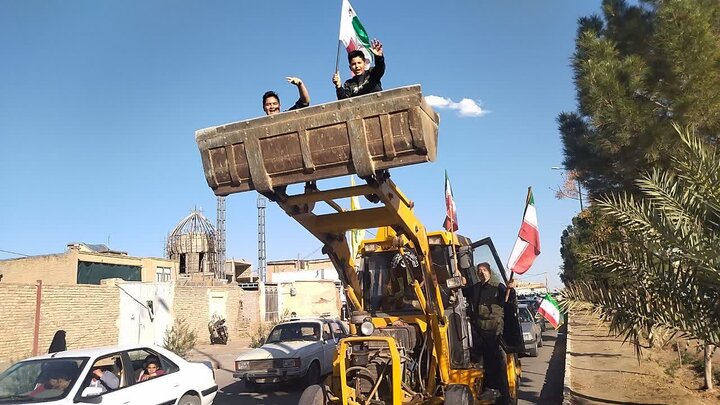 تصاویر/ بزرگترین رژه تراکتورداران و کشاورزان روستای کاغذی