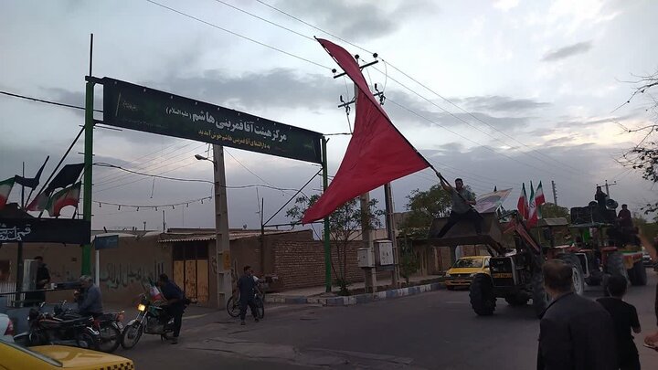 تصاویر/ بزرگترین رژه تراکتورداران و کشاورزان روستای کاغذی