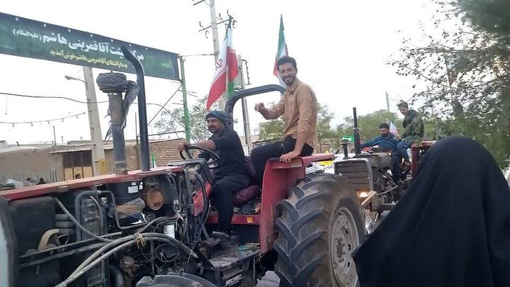 تصاویر/ بزرگترین رژه تراکتورداران و کشاورزان روستای کاغذی