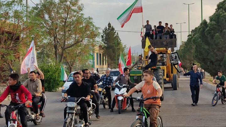 تصاویر/ بزرگترین رژه تراکتورداران و کشاورزان روستای کاغذی