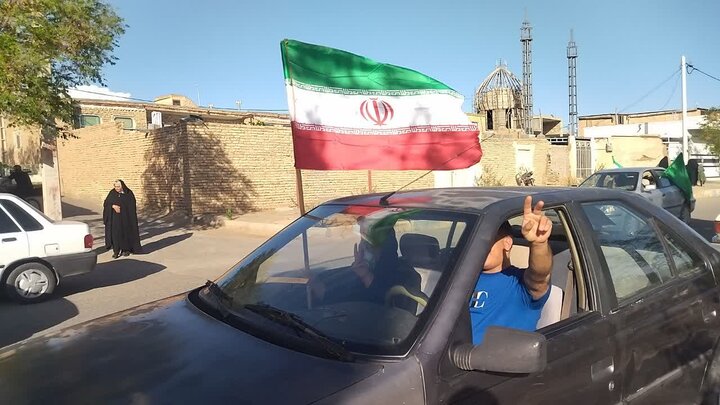 تصاویر/ بزرگترین رژه تراکتورداران و کشاورزان روستای کاغذی